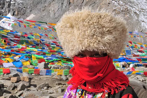 Fotografia: Peregrina Tibetana em Dolma La no Monte Kailash Tibete por Arthur Veríssimo
