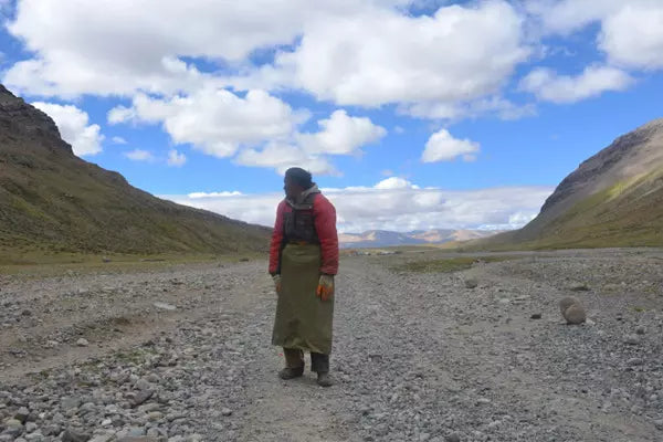 Fotografia: Peregrino Refletindo ao Redor do Monte Kailash no Tibete por Arthur Veríssimo